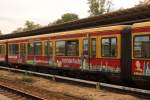 Der Jubiläumszug der S-Bahn Berlin „Wir verbinden – Seit 90 Jahren“ am 14.10.2014 als S 1 nach Berlin Wannsee in Oranienburg.
Hier im Detail der Wagen 482 501-4 mit Motiven aus Marzahn-Hellersdorf, Tempelhof-Schöneberg und Friedrichshain-Kreuzberg.
