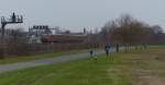 Das Tempelhofer Feld lockt auch an kälteren Tagen Jogger, Spaziergänger und Radfahrer an. Und schaute man früher aus der vorbeifahrenden S-Bahn, ob vielleicht gerade ein Flugzeug startet, so hält man heute nach fliegenden Drachen auf dem Feld Ausschau. 7.12.2014