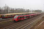 14.12.14 Bernau bei Berlin. Jetzt fahrplanmäßig auf der Stettiner Bahn unterwegs: 442 817 als RB 3852 Eberswalde - Berlin-Lichtenberg. Dahinter geschwächte S-Bahn Wagen