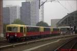 Fr Rundfahrten steht der S-Bahn Berlin eine Panorama S-Bahn zur Verfgung. Hier bei der Einfahrt in den Berliner Ostbahnhof im Sommer 2002.
