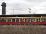 Blick vom nrdlichen Zugang auf die S-Bahn und den Wasserturm.