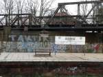 Das Schild und die Bank hatten es mir an diesem Tag irgendwie angetan, sie sind auf meinen Ostkreuz-Fotos mehrmals mit und ohne S-Bahnen zu sehen.