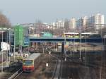 Eine Ringbahn fhrt, von Tempelhof kommend, gerade in den S-Bhf.