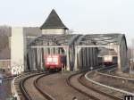 Zwei S-Bahnen der BR 485 berqueren die Spree zwischen Treptower Park und Ostkreuz.