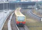  Ring rechtsrum .Ein 481er auf der Ringbahn,Linie 41,im Uhrzeigersinn befahren kurz vor dem Bhf Westend,im Hintergrund die  Brcke ber den Kaiserdamm,rechts die elektrifizierten Ringbahngleise