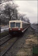 Reichsbahn Neubau S-Bahn 485010 war am 16.4.1992 in Berlin Schöneweide auf der 
S 9 nach Charlottenburg um 15.42 Uhr zu sehen.