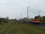 Locon 202 zieht einen Viertelzug der Berliner S-Bahn-Baureihe 481 durch den ehemaligen Rbf Wuhlheide in Berlin.