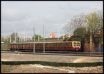 Am Besuchertag im Museums BW Schöneweide in Berlin am 23.04.2016 ergab sich vom BW Schöneweide aus dieser Blickwinkel auf eine in den S-Bahnhof Betriebsbahnhof Schöneweide einfahrende S-Bahn in Richtung Zeuthen / Schönefeld.
