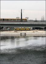 Über und unter der Brücke -    Himmel und Wasser - S-Bahn und Straßenbahn.