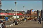 Eine 143 schiebt einen Regionalzug ber die Stadtbahn in den Hauptbahnhof Berlin. Whrend auf dn S-Bahngleisen ein 481er als S5 vom Westkreuz nach Strausberg unterwegs ist