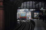 Am anderen Ende der Station. Nummer 51 der Berliner S-Bahn erreicht als S5 (Strausberg Nord - Berlin Spandau) die Haltestelle Hackescher Markt.

Berlin Hackescher Markt, 17. Oktober 2016