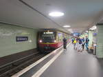 Eine BR 481/482 'Taucherbrille' der Berliner S-Bahn am S+U Brandenburger Tor.