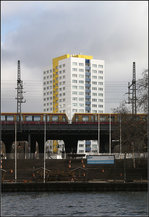 An der Spree -    Ein S-Bahnzug auf der Stadtbahn im Bereich der Anlegestelle und Bahnhof Jannowitzbrücke.