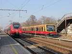 Ausfahrt 481 398-6 als S3 nach Berlin Friedrichshagen und Abfertigung 442 831 mit 442 331 als RE 7 nach Wünsdorf-Waldstadt , Berlin Karlshorst am 16. Februar 2017.

Neue Version

