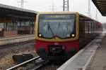 Ein Halbzug der BR 481 der S-Bahn Berlin bei der Durchfahrt in Berlin-Schönefeld Flughafen. Der Zug fuhr in Richtung  Flughafen BER Terminal . In regelmäßigen Abständen werden solche Fahrten zur Belüftung der Tunnelanlage durchgeführt.