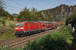 143 821 mit ihrer S1 nach Schöna legte sich am 07.09.2024 in die Kurve an der Fotostelle beim 2. Bahnübergang vom kleinen Kurort Rathen in der Sächsischen Schweiz. Leider wird man diese Stelle so wohl nicht mehr lange umsetzen können, da dort bald eine 2 Meter hohe Lärmschutzwand entstehen soll, worauf der Bauzaun unten im Bild hindeutet :(