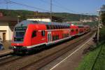 Ein Zug der Linie S1 von Schna nach Meien Triebischtal beim Halt in Stadt Wehlen, wobei der Haltepunkt aber auf der anderen Elbseite in Ptzscha liegt, 25.04.09