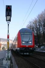 S1 nach Meien fhrt in den Bahnhof Wehlen ein. Schublok ist 145 038. 25.02.2011