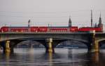 Vor Canaletto-Kulisse – Kurze Dosto-Einheit mit RegioDB BR143 auf Linie S2 berquert neben der Marienbrcke die Elbe in Ri.