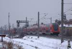 Begegnung Nähe Haltepunkt Dresden Trachau, schön das Schnee liegt, aber es fehlt die Sonne.....S1 Richtung Schöna und Meißen Triebischtal. 24.01.2014 13:45 Uhr.