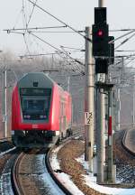 So ein Mist, da hat man den Zug verpasst, da muss man eben auf den nächsten Takt warten. So könnte man dieses Bild nennen. Ausfahrt von der S2 aus Dresden Reick nach Pirna. Schublok von der S2 war 143 909-0. 30.01.2014