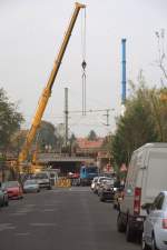  Zu spät mein Lieber, die Aktion ist längst vorüber   hätte W. Busch gesagt, aber als
Bahnreisender ist man halt auf den Fahrplan angewiesen.... Die Krane werden gerade wieder eingefahren, denn die Brückenteile sind eingehängt.Neue Brücke über die Rehefelder  Straße. 11.10.2014 11.56 Uhr.