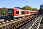 474 595-6 macht sich am 3.11.2018 als S31 von Hamburg-Altona nach Hamburg Berliner Tor in Hamburg Dammtor auf den Weg.