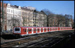 S Bahn Zug 472033 ist hier am 18.2.2004 um 13.28 Uhr nahe Hamburg - Dammtor unterwegs in Richtung Hamburg - Altona.