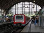 Zwei 472 der S-Bahn Hamburg als S31 von Pinneberg nach Hamburg-Harburg Rathaus erreichen den Hp Hamburg Dammtor auf der Hamburg-Altonaer Verbindungsbahn (KBS 137.1).
[1.8.2019 | 14:19 Uhr]
