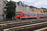 Der S-Bahn Zug 4604 (94 80 0 474 604 - 6 D-DB) fährt durch den Bahnhof Altona DB in den S-Bahnhof von Altona ein.