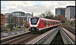 s-Bahn Zug 490628 fährt hier am 26.11.2024 um 15.02 Uhr fährt hier auf dem Weg zur Elbgaustraße in den Bahnhof Hamburg Dammtor ein.