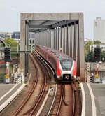 Ausfahrt der S-Bahn aus dem Bahnhof Elbbrücken über den Oberhafenkanal in Richtung Stadtzentrum. Hamburg Elbbrücken, 15.9.2024