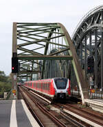 Blick auf zwei S-Bahnen und die imposante Brücke über die Norderelbe bei der Station Elbbrücken. Hamburg Elbbrücken, 15.9.2024