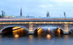 Eine S-Bahn und ein ICE überqueren gleichzeitig die Lombardsbrücke in Hamburg, fotografiert von der Kennedybrücke aus. Hamburg, 17.9.2024