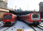 Doppelausfahrt in Hamburg Hbf am 18.Dezember 2010 verlieen ein 472-Triebwagen links und ein 474-Triebwagen den Hbf.