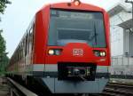 Unterhalb des Sternschanzenparks kommt man an die Gleise der S-Bahn so nah heran wie sonst kaum in Hamburg - Zug nach Altona bei der Einfahrt in den Bahnhof, 29.5.2011 