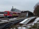 Kontraste am Bahnhof Sternschanze: Ein modernes schickes Bürogebäude im Hintergrund, eine moderne, aber durch Vandalismus gezeichnete S-Bahn und ein offenbar provisorischer Bauzustand am Bahnhof. 7.12.2012