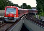 Einfahrt eines Zuges der Hamburger S-Bahnlinie 1 Richtung Flughafen in die Station  Barmbek .