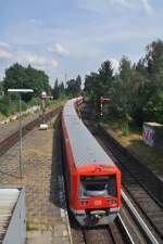 HAMBURG, 02.08.2014, S1 nach Airport/Poppenbüttel bei der Ausfahrt aus dem S-Bahnhof Blankenese