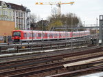 ET 474 am 11.4.2016 auf der Linie S 1 nach Poppenbüttel, von Blankenese kommend in Altona einfahrend /