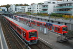 Zwei aus der Baureihe 474 gebildete Züge der S 1 warten im Kopfbahnhof Blankenese auf die Ausfahrt nach Wedel bzw.