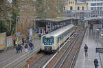 Samstag den 21.12.2024 um 11:49 Uhr in Hamburg (DE). Der Verein Historische S-Bahn Hamburg e. V. besitzt den Museumszug 472 062. Am 21.12.2024 befindet er sich in Blankenese. Heute verkehrt der geschmückte Zug zusammen mit dem Weihnachtsmann zwischen Blankenese und Bergedorf. Er besteht aus folgenden Fahrzeugen (Spitze – Schluss): UIC-Nr: A-Wagen = 94 80 0472 062-9 D-DB, C-Wagen = 94 80 0473 062-8, B-Wagen = 94 80 0472 562-8. Fahrzeug-Nr: A-Wagen 472 062-9, C-Wagen 473 062-8, B-Wagen 472 562-8. Wagen-Nr: A-Wagen 2062, C-Wagen 3062, B-Wagen = 2562. Triebfahrzeug-Nr. 262. Der Zug ist 65,82 m lang und bietet 196 Sitz- und 303 Stehplätze. Inbetriebsetzung: 1984. Koordinaten GMS (Grad, Minuten, Sekunden): N 53° 33’ 53.2’’ O 9° 48’ 58.4’’