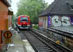 Impressionen aus Hamburg-West: Ausfahrt eines Zuges der Linie S1 nach Wedel aus der reich  verzierten  Station  Bahrenfeld . 20.5.2013