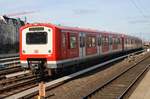 472 039-7 verlässt am 25.3.2017 als S21 von Aumühle nach Hamburg-Elbgaustraße den Bahnhof Hamburg-Altona.