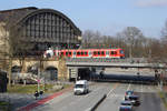 Ein Triebzug der Baureihe 474 verlässt den Bahnhof Hamburg-Dammtor.
Der Zug war auf der Linie S 31 von Hamburg-Altona (S) nach Hamburg-Harburg Rathaus unterwegs.
Aufgenommen am 29. Februar 2016.