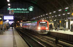 Im abendlichen Bahnhof Hamburg-Dammtor wurde dieser 474er (genaue Nummer unbekannt) fotografiert.
Aufnahmedatum: 28. Februar 2016