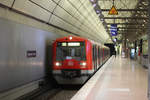 Ein Triebzug der Baureihe 474 (genaue Nummer nicht notiert) der S-Bahn Hamburg im Bahnhof Hamburg Airport / Flughafen.
Aufgenommen am 29. Februar 2016.