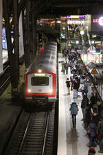 Einfahrt eines Triebzuges der Baureihe 472 der S-Bahn Hamburg im Hamburger Hauptbahnhof.
Die genaue Fahrzeugnummer ist mir leider nicht bekannt.
Aufnahmedatum: 28. Februar 2016.