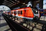 490 026-2 steht am 10.11.2019 als S21 von Pinneberg nach Hamburg-Bergedorf in Hamburg Dammtor.