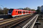 490 028-8 fährt am 10.11.2019 als S21 von Pinneberg nach Hamburg-Bergedorf aus Hamburg Dammtor aus.